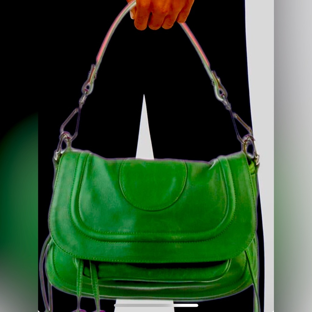 MARC JACOBS

Shoulder Strap Drop: 7.25"
Height: 8"
Width: 11"
Depth: 4.5"